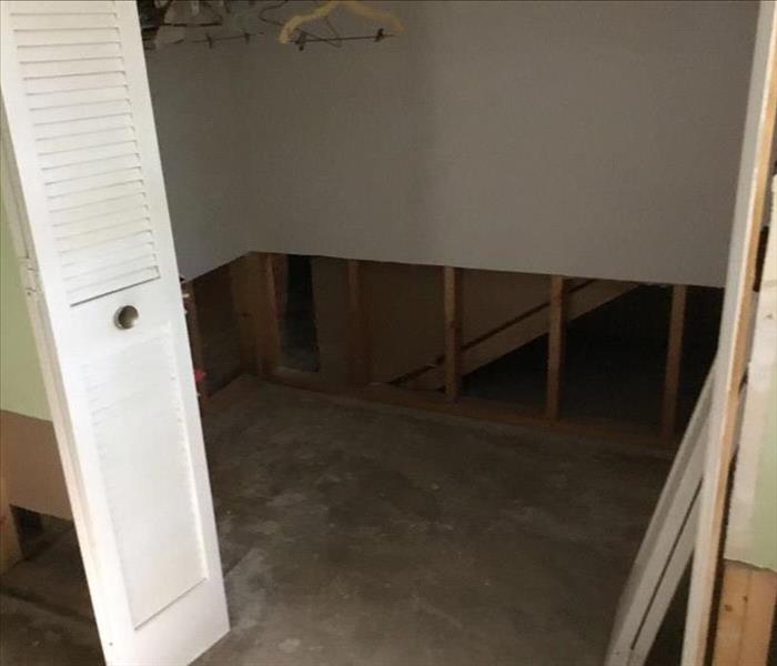 an empty room with baseboards cut out and no carpet
